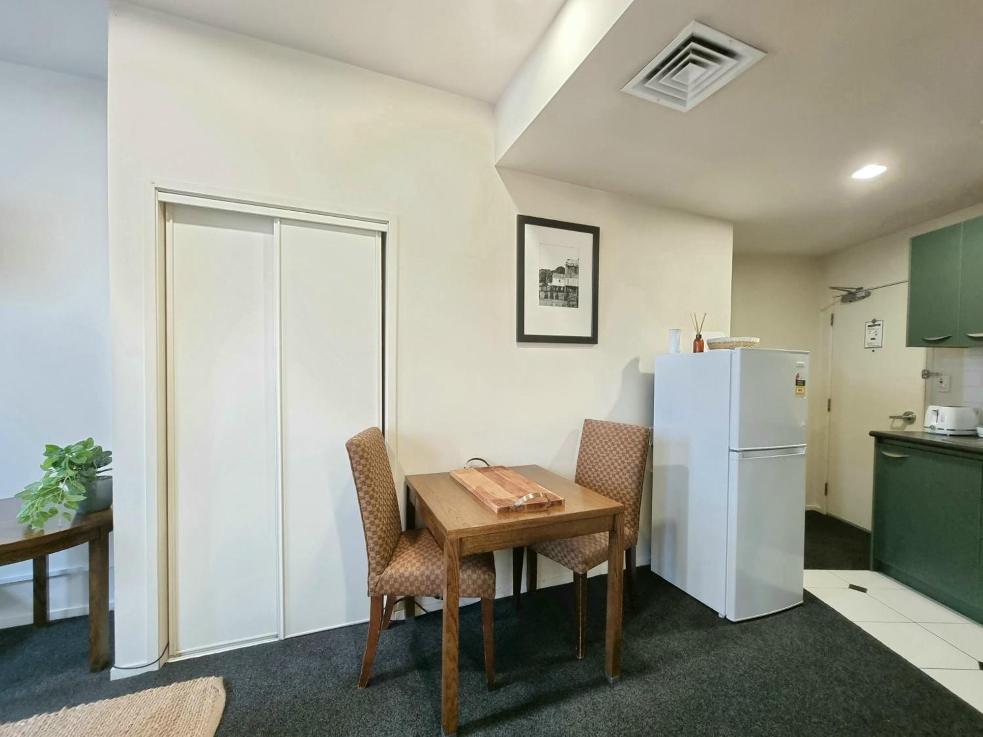 אוקלנד Urban Deco Apartment On Queen Street חדר תמונה