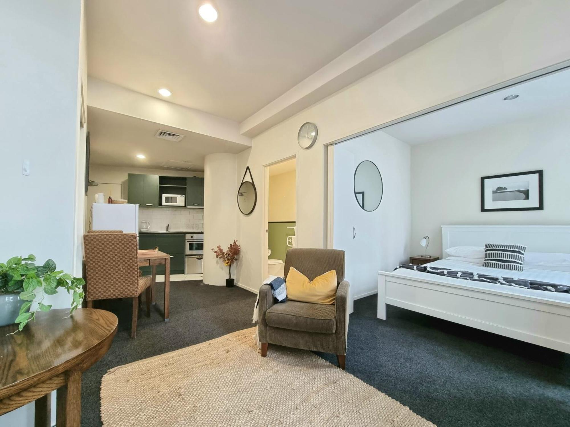 אוקלנד Urban Deco Apartment On Queen Street חדר תמונה